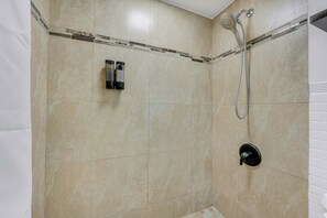 Douche, sèche-cheveux, serviettes fournies, shampoing