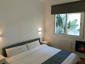 2 bedrooms, iron/ironing board, internet, bed sheets