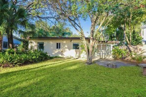 Property grounds - Cottage on California (Stuart)