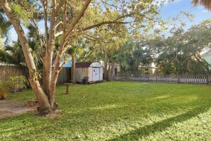 Property grounds - Cottage on California (Stuart)