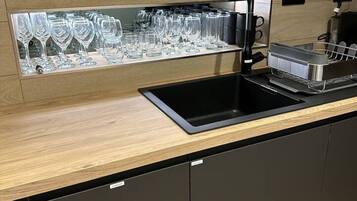 Een koelkast, een microgolfoven, een oven, een vaatwasser