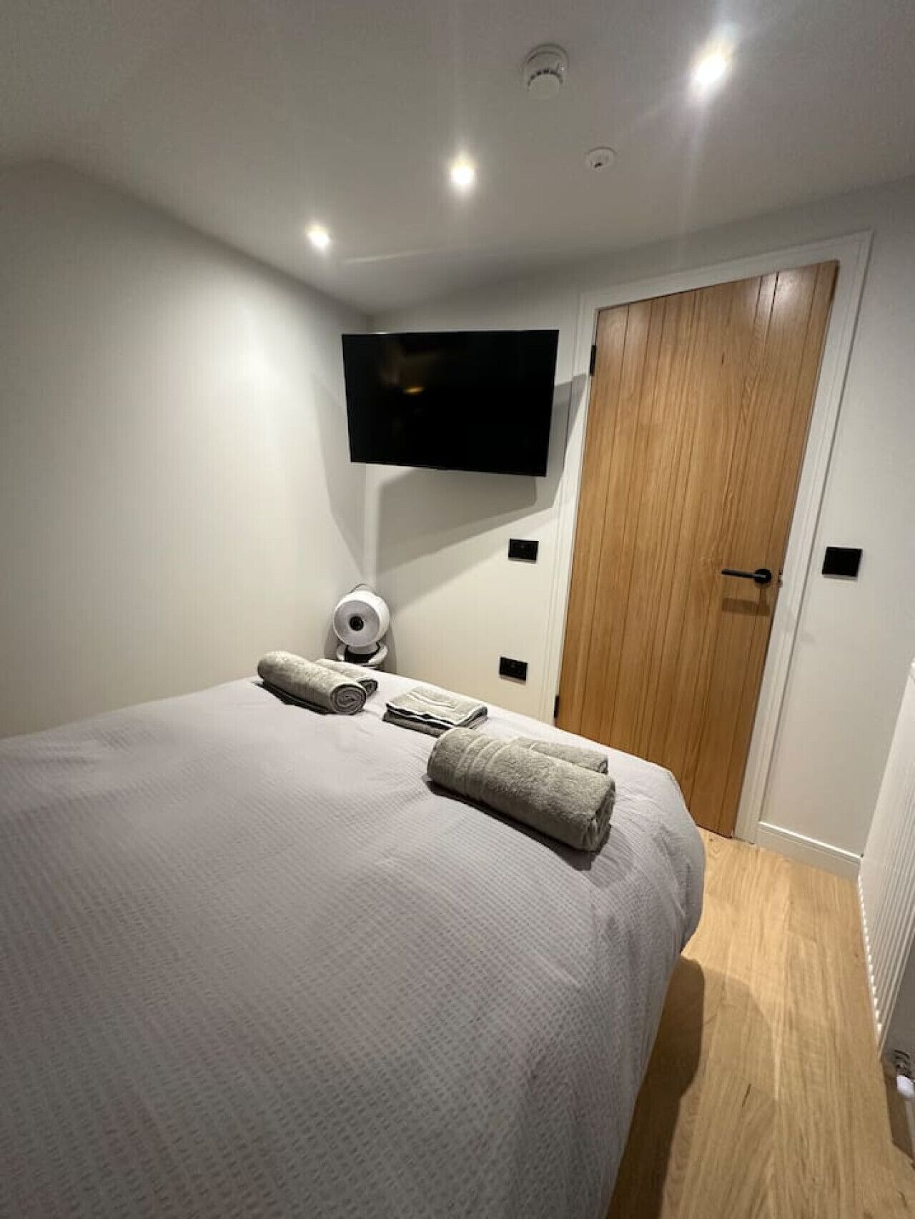 Desk, iron/ironing board, WiFi, bed sheets