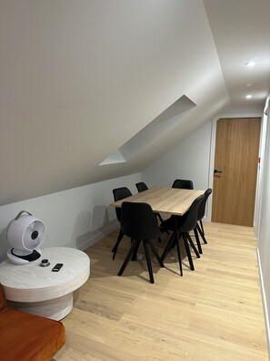 Dining - Exclusive Apartment Sleeps 6, 5 minutes away from Kelpies (Laurieston)