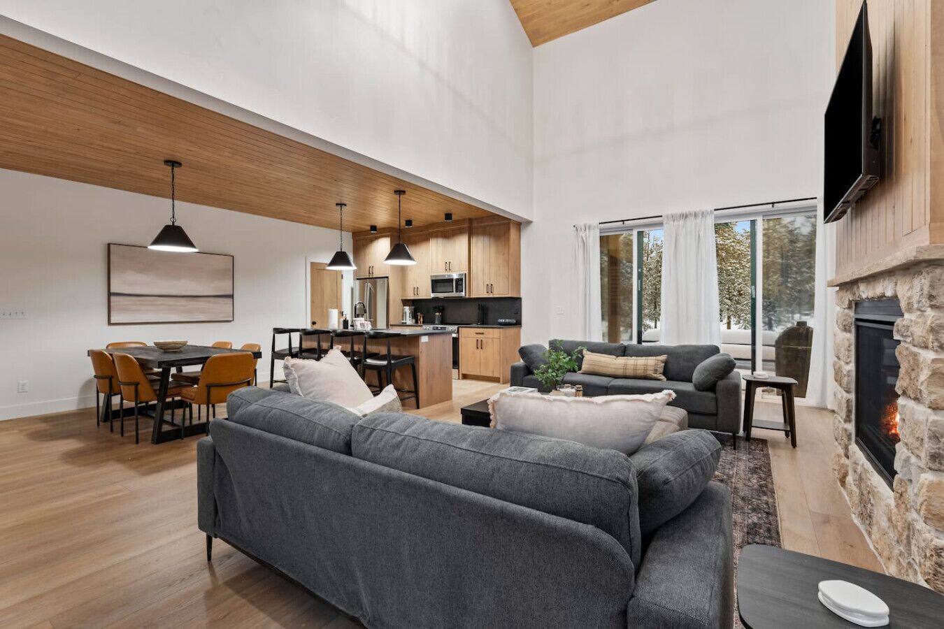 Televisión, chimenea, futbolito y tenis de mesa 