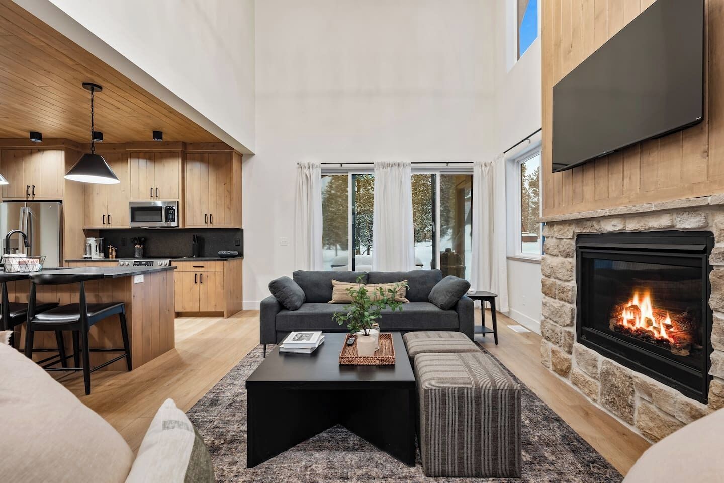 Televisión, chimenea, futbolito y tenis de mesa 