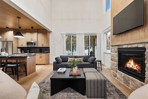 Televisión, chimenea, futbolito y tenis de mesa