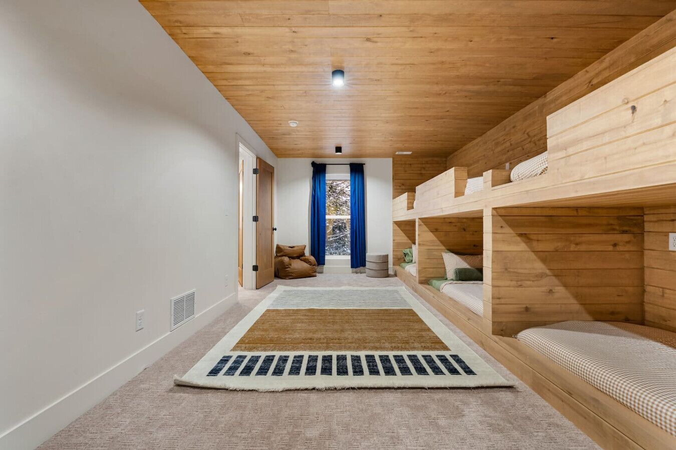 Tabla de planchar con plancha, cuna de viaje, wifi y ropa de cama 