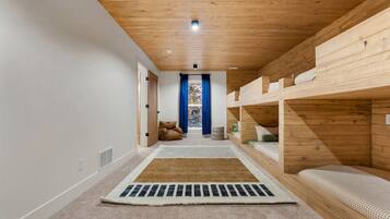 Tabla de planchar con plancha, cuna de viaje, wifi y ropa de cama