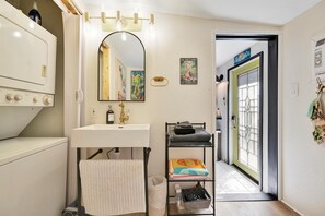 Estudio Confort, 1 cama de matrimonio grande | Baño | Ducha y toallas