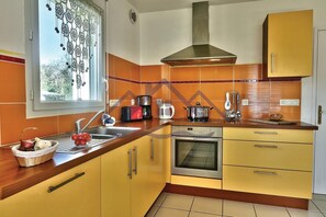 Fridge, microwave, coffee/tea maker, cookware/dishes/utensils - The small Ti Marjan - First floor only for two pax (Guilvinec)