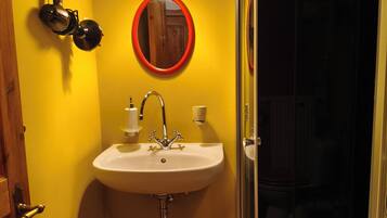 Regadera, secadora de cabello, toallas, jabón