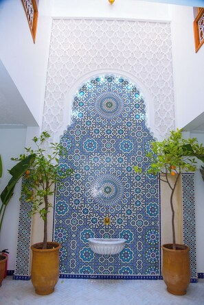 Shower, hair dryer, towels, soap - Riad Nour Boutique (Marrakesh)