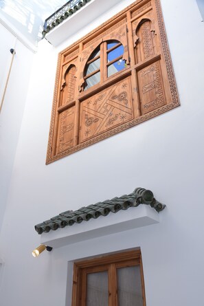 تفاصيل الفندق من الخارج