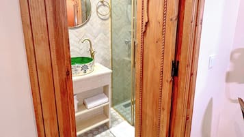 Dubbelrum - privat badrum | Badrum | Dusch, hårtork, handdukar och tvål