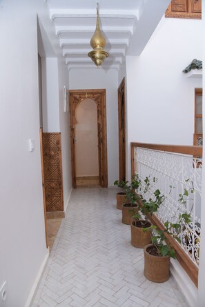 المنشأة من الداخل