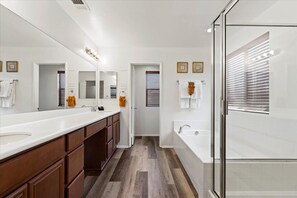 Douche, séchoir à cheveux, serviettes fournies