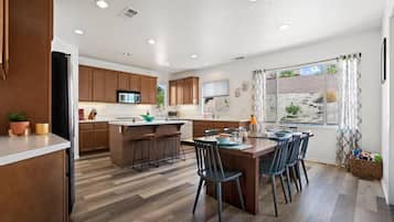 Refrigerador, microondas, horno, placa de cocina