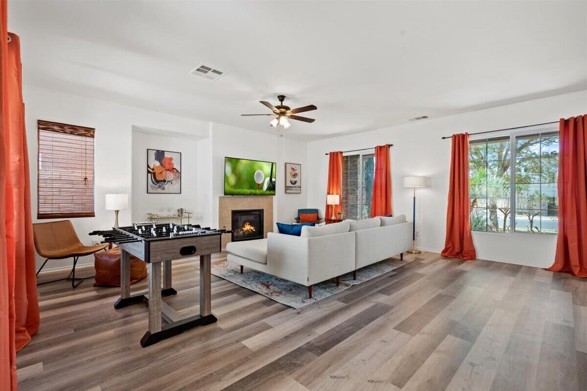 Televisión, chimenea, futbolito, oficina