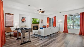 Televisión, chimenea, futbolito, oficina