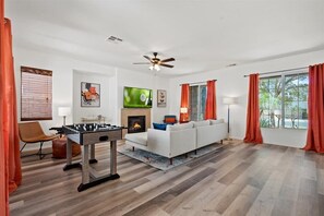 Televisión, chimenea, futbolito, oficina