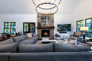 Living area - Modern Luxury Cabin on the Toccoa- Pool and Jacuzzi (Blue Ridge)