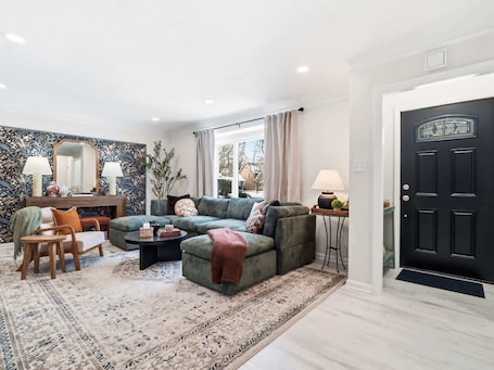 TV, offices. Pool Table - Games - University Circle - Sleeps 8