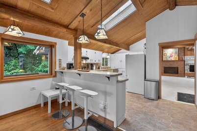 Charming Portland Getaway Backyard Library