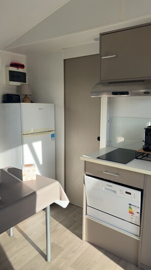 Fridge, microwave, stovetop, dishwasher - Mobilehome with every comfort and breathtaking sea view (Le Portel)