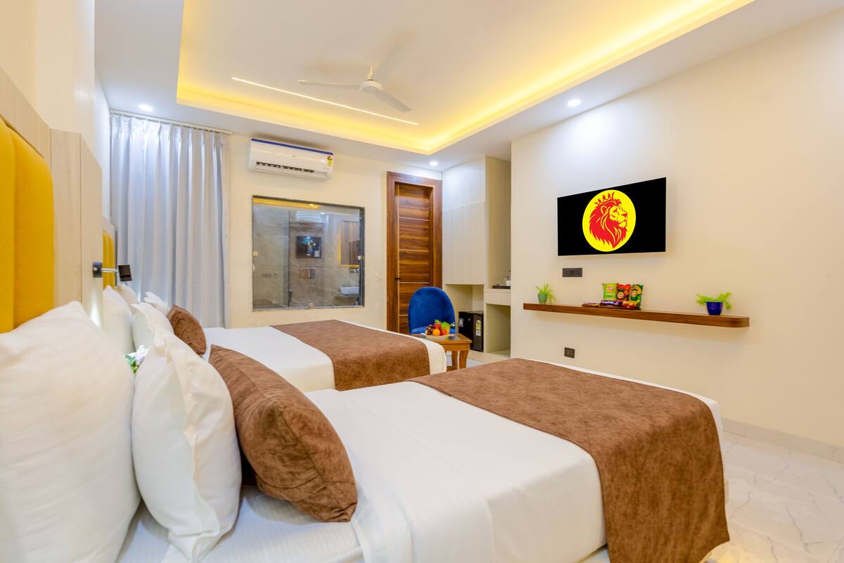 Superior Double or Twin Room, City View | In-room safe, desk, laptop workspace, soundproofing