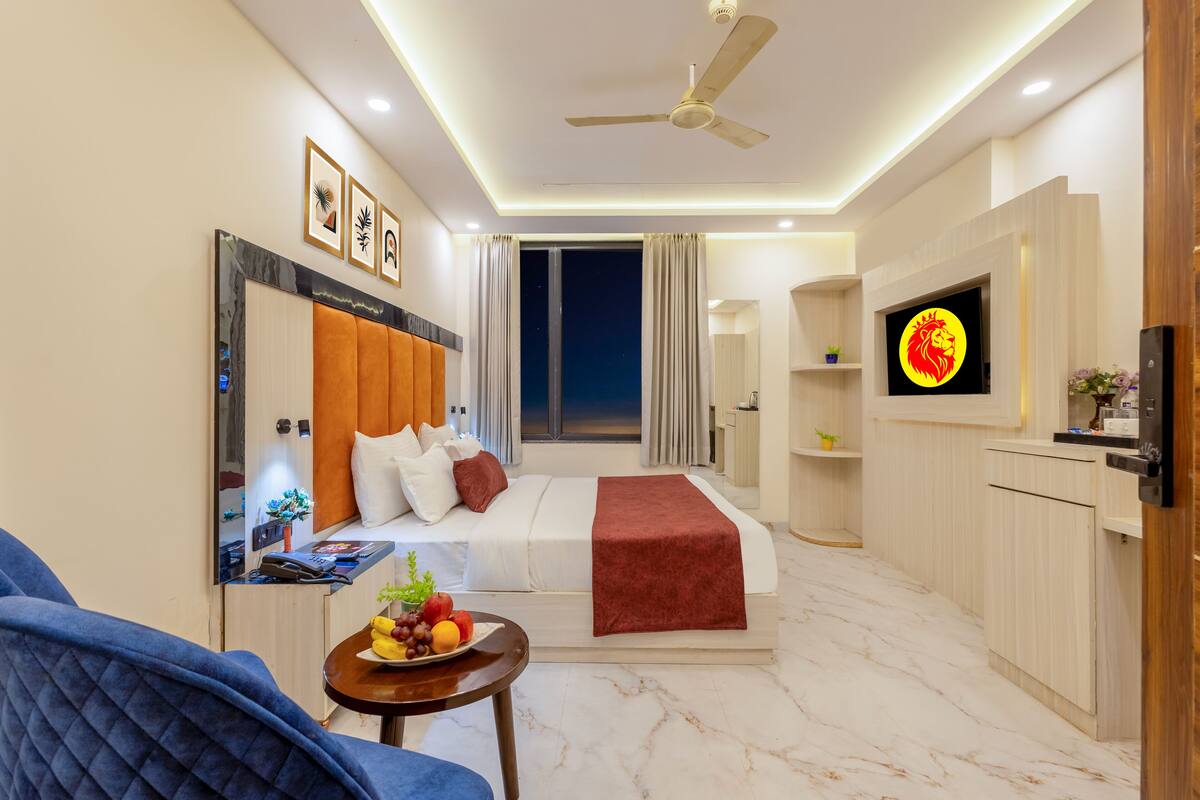 Deluxe Double Room, City View | In-room safe, desk, laptop workspace, soundproofing