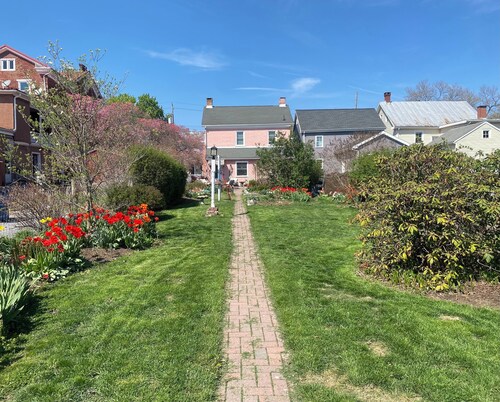 The Willow Wren Cottage • Clean, Cozy, Chic, 2 Bed/2 Bath Historic Retreat