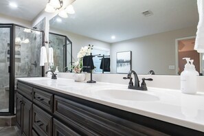 Jetted bath, hair dryer, towels, soap - Lovely 4-bedroom Oasis with HotTub, Gameroom, Grills and FirePit nead Ft Moore (Columbus)