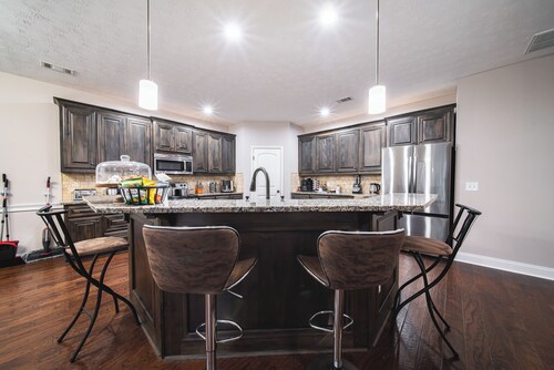 Lovely 4-bedroom Oasis with HotTub, Gameroom, Grills and FirePit nead Ft Moore