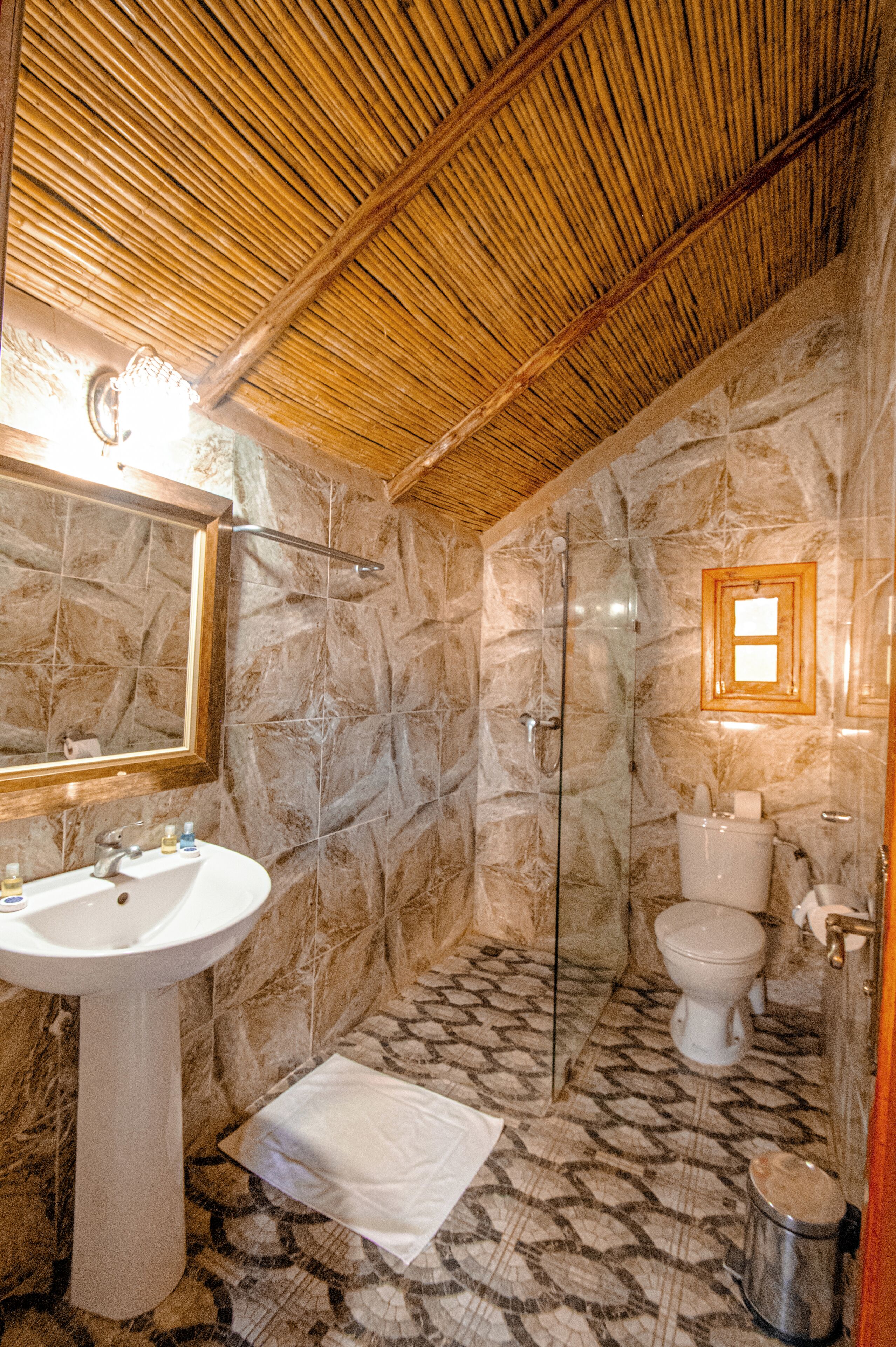 Serviettes fournies, savon, papier toilette