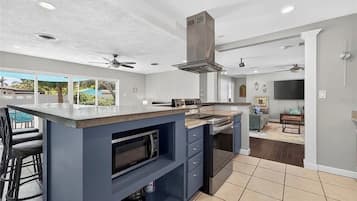 Geladeira, micro-ondas, fogão, cooktop