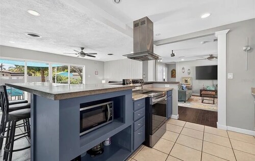 FL - Amazing 3-bedroom house with heated pool and minutes away from everything!