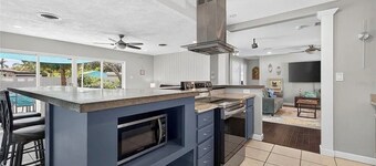 FL - Amazing 3-bedroom house with heated pool and minutes away from everything!