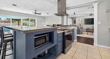 FL - Amazing 3-bedroom house with heated pool and minutes away from everything!