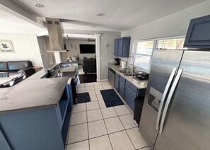 Fridge, microwave, oven, stovetop - FL - Amazing 3-bedroom house with heated pool and minutes away from everything! (St. Petersburg)