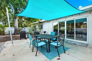 Outdoor dining - Amazing Home with Heated Pool! Sleeps 10! Book Now! Minutes from everything.  (St. Petersburg)