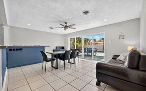 Interior - FL - Amazing 3-bedroom house with heated pool and minutes away from everything! (St. Petersburg)