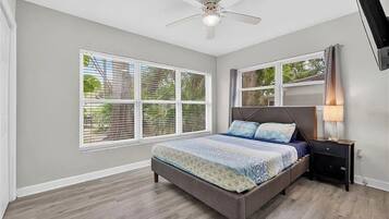 3 quartos, ferros/tábuas de passar roupa, Wi-Fi, roupa de cama