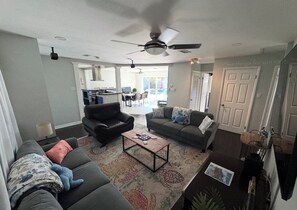 Smart TV, stereo - FL - Amazing 3-bedroom house with heated pool and minutes away from everything! (St. Petersburg)