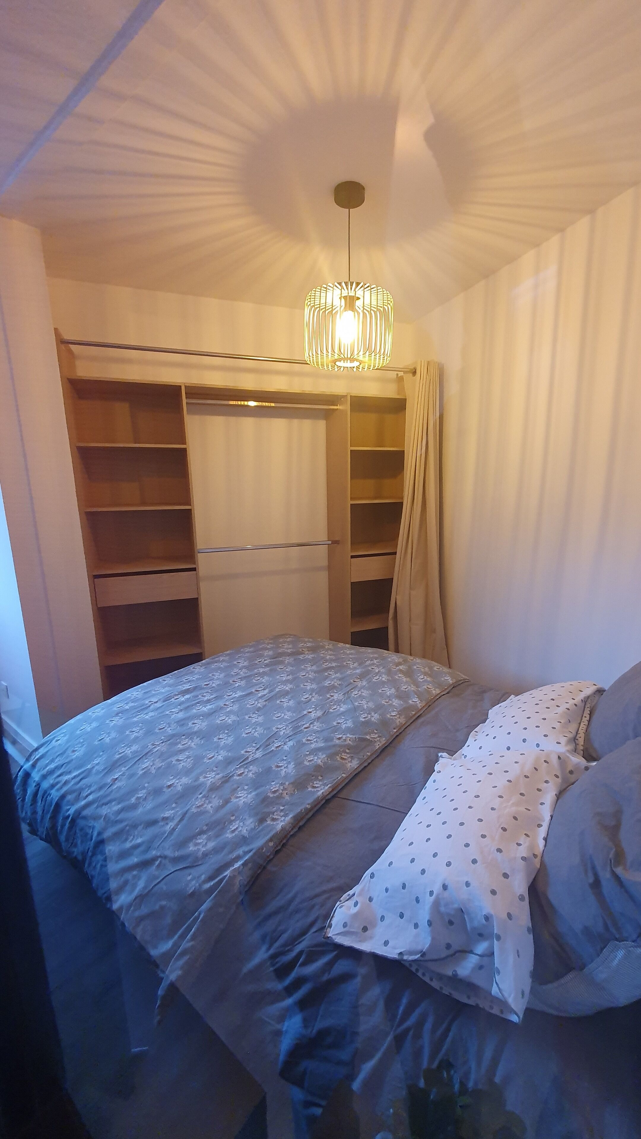 1 chambre, bureau, fer et planche à repasser, Wi-Fi gratuit