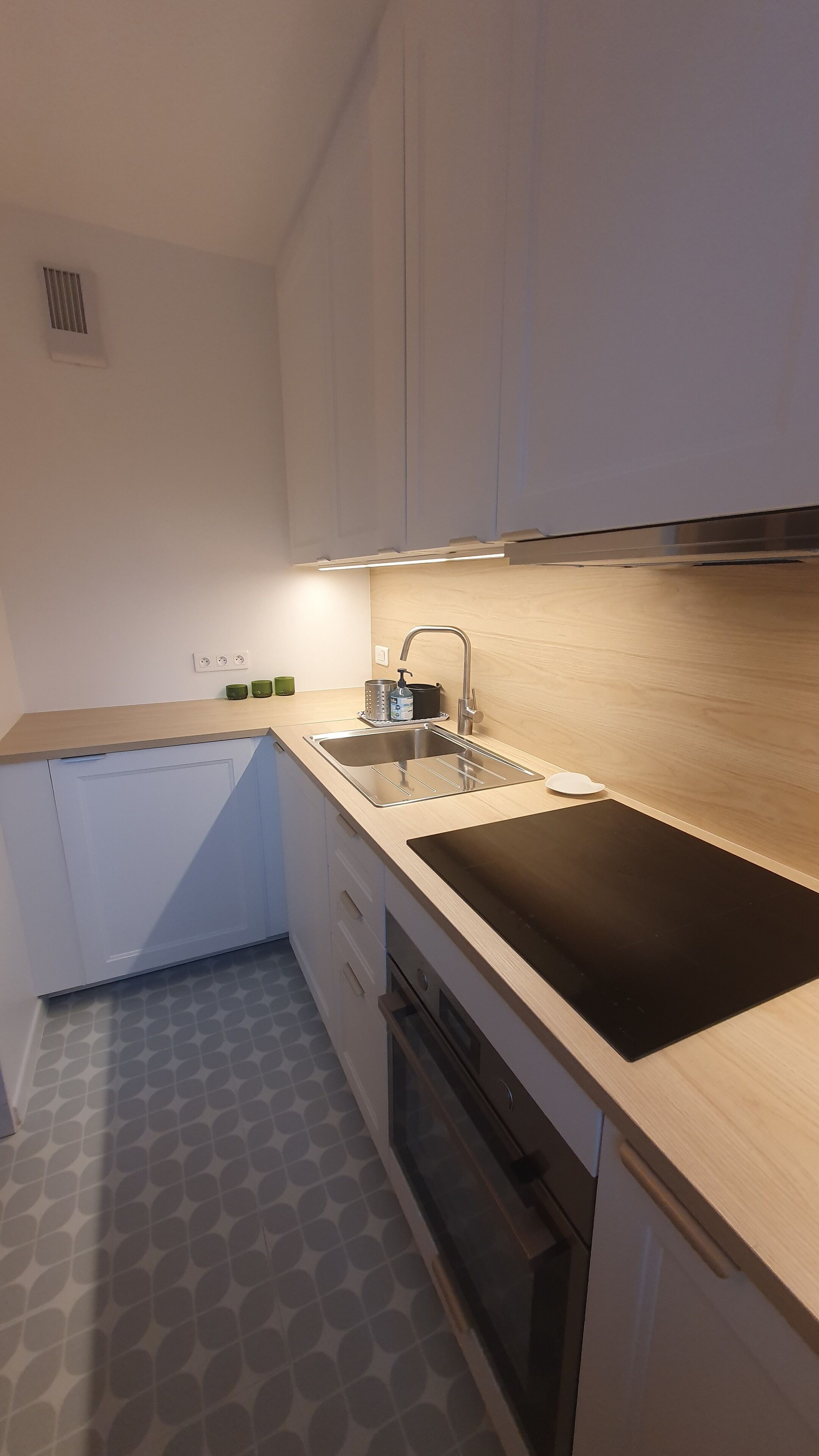 Réfrigérateur, micro-ondes, four, plaque de cuisson