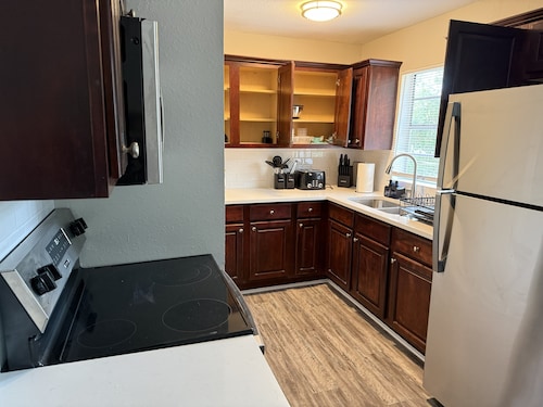 Cozy 4-bed / 2-bath house walking distance to FSU/Doak