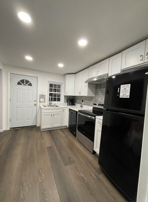 Jääkaappi, mikroaaltouuni, uuni, liesi