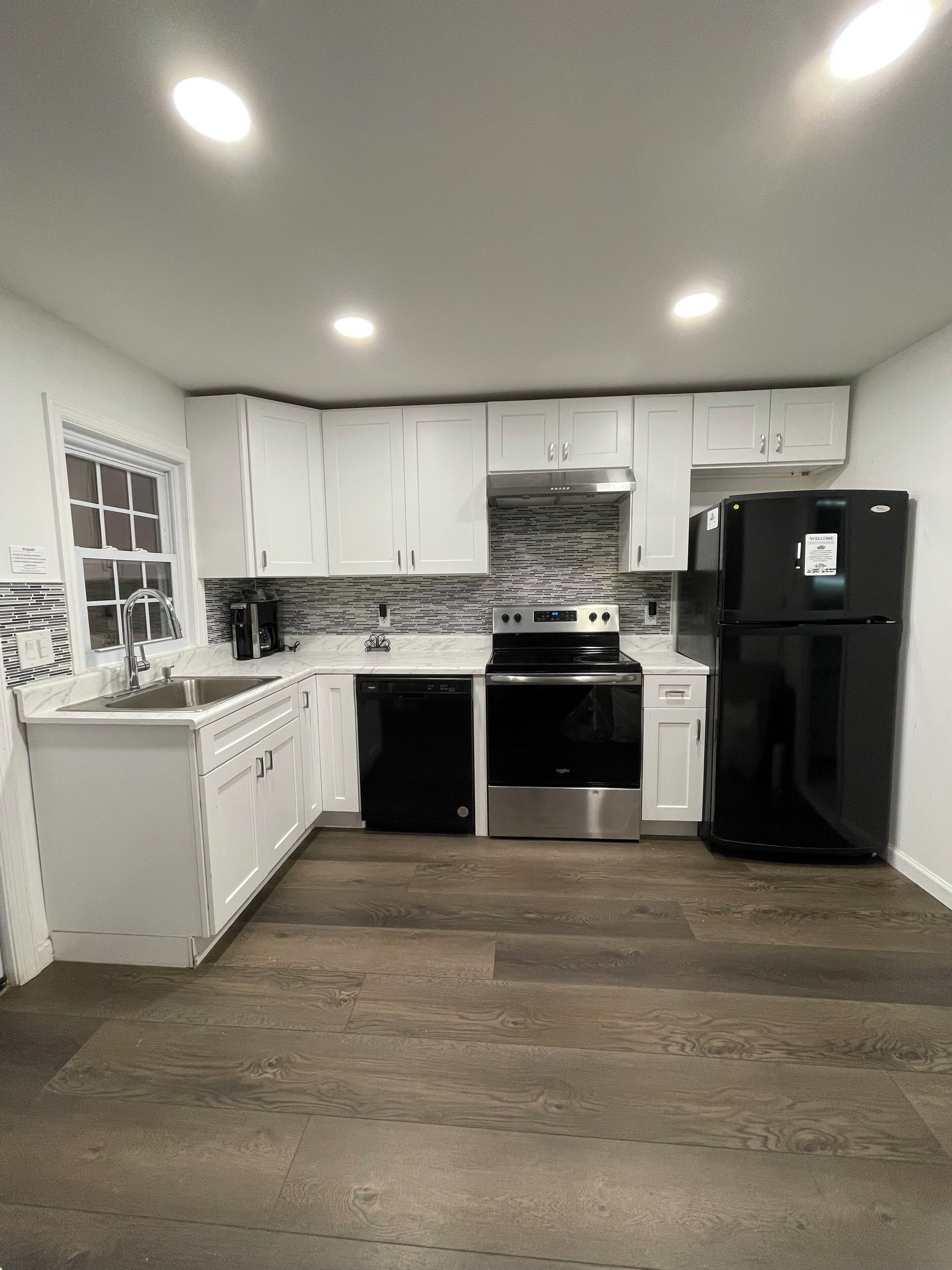 Een koelkast, een microgolfoven, een oven, een kookplaat