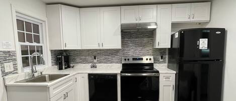 Een koelkast, een microgolfoven, een oven, een kookplaat