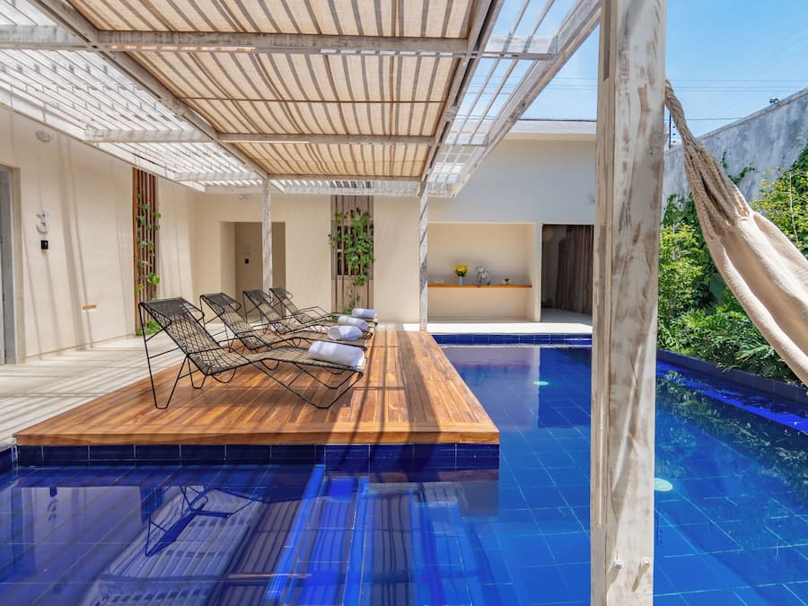 Una piscina al aire libre